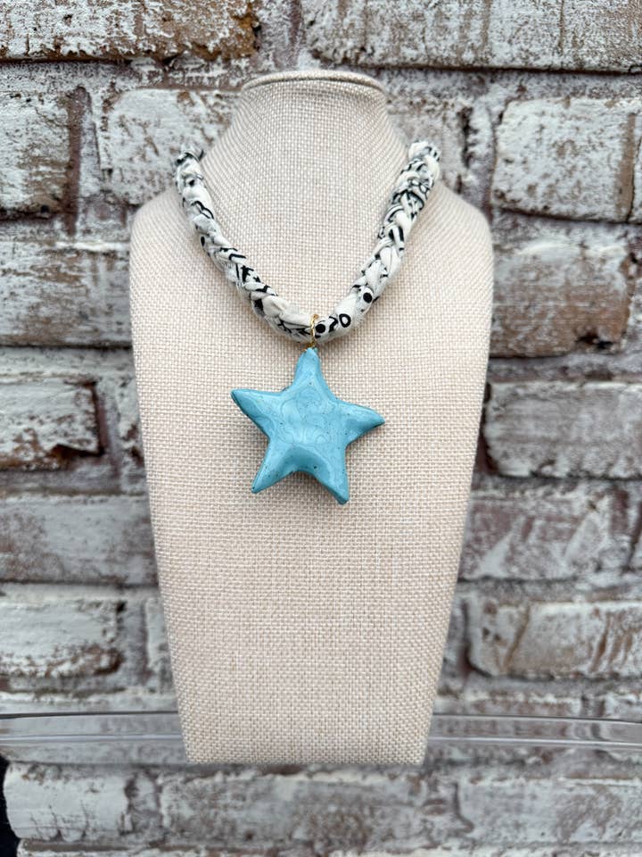 Chunky krämfärgad bandana med turkos stjärnhalsband för wholesale av Chic’d Out