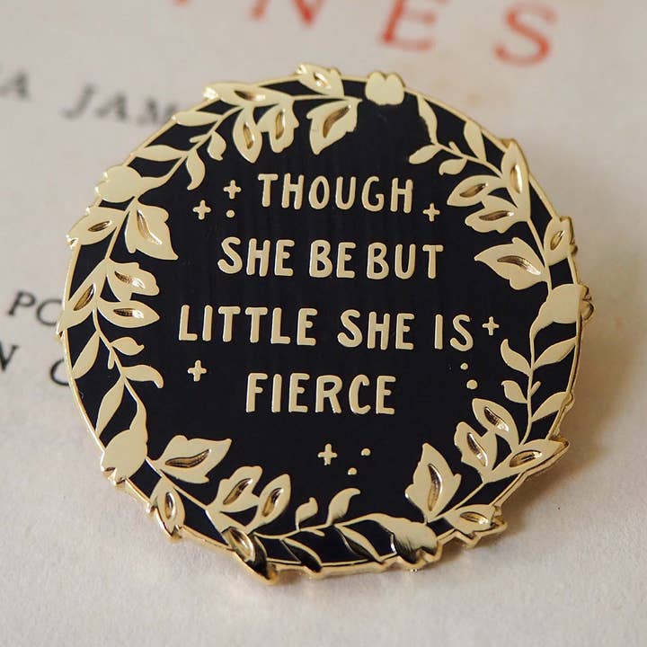 Hermia Anstecknadel 'She is Fierce' – Shakespeare-Heldinnen für den Großhandel von LiteraryEmporium