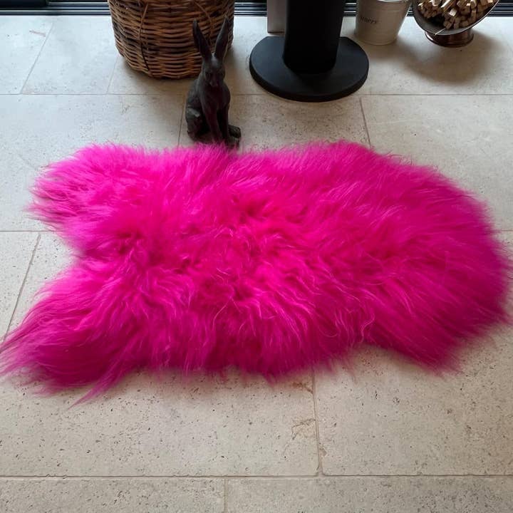 Tappeto islandese in pelle di pecora rosa acceso, 100-110 cm, L per la vendita all'ingrosso da parte di Wildash London