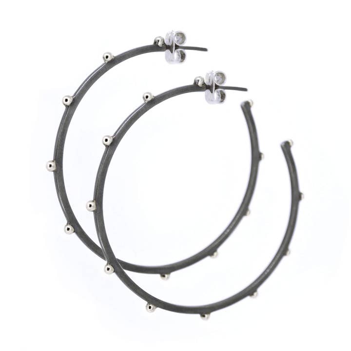 Lluvia Grand Anneau en Argent Sterling Oxydé avec Perles en Argent pour la vente par Cornelia Lively