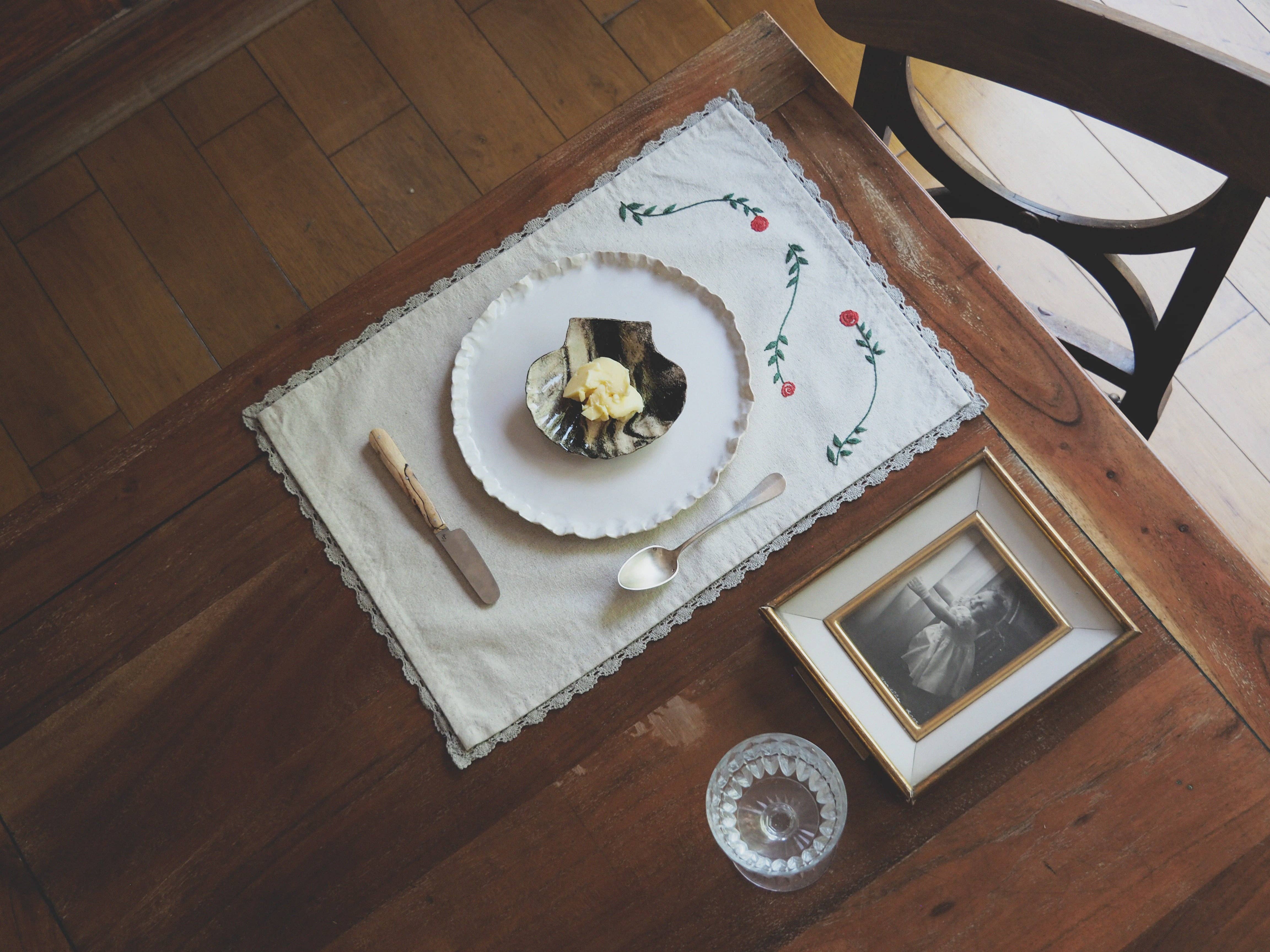 À bientôt – wholesale Placemat – Hand-Embroidered Rose Placemat with Linen Lace5