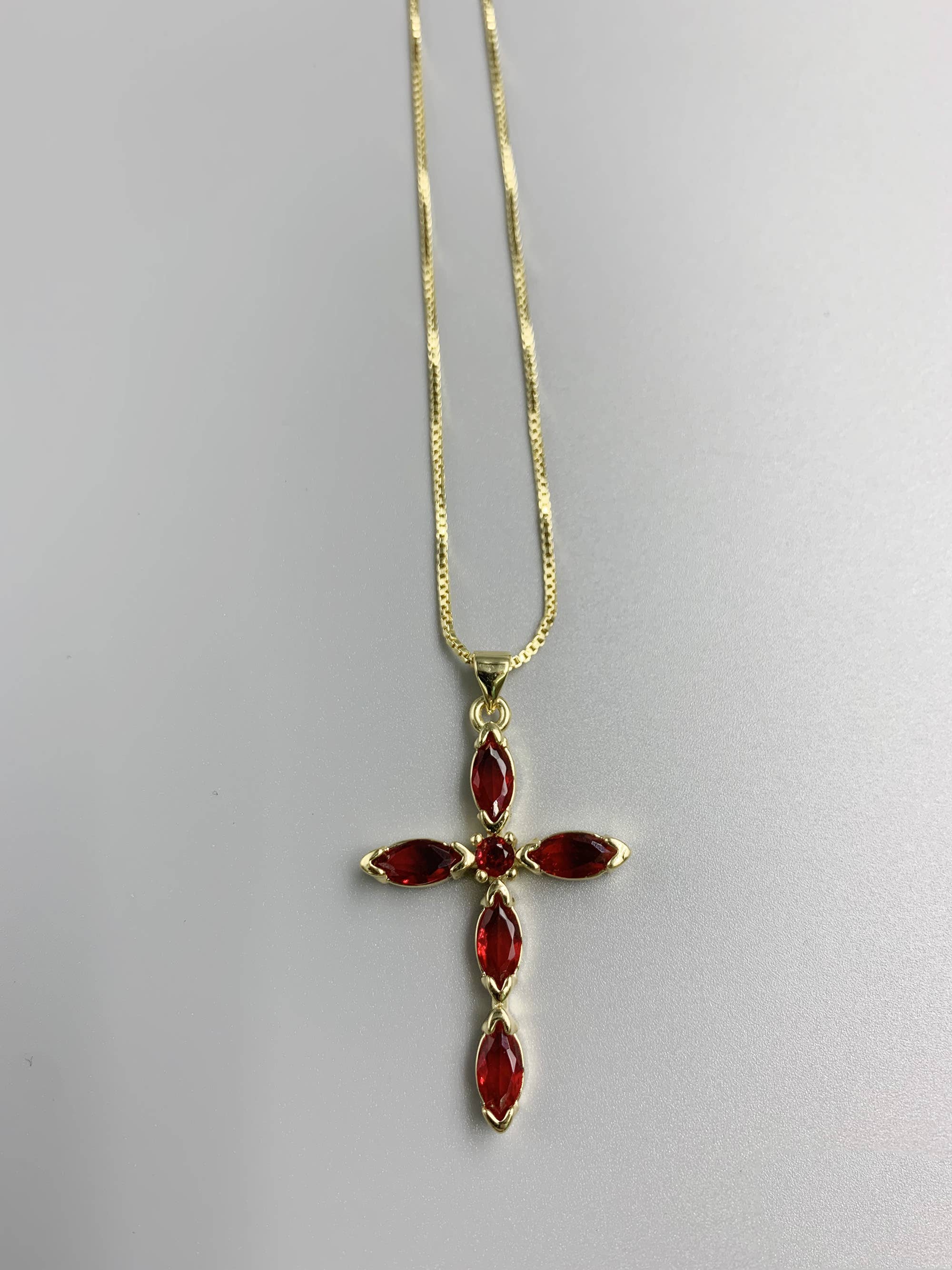 Ole – Großhandel Kette mit Anhänger/Charm – Kreuzanhänger-Halskette mit Zirkonia N47645