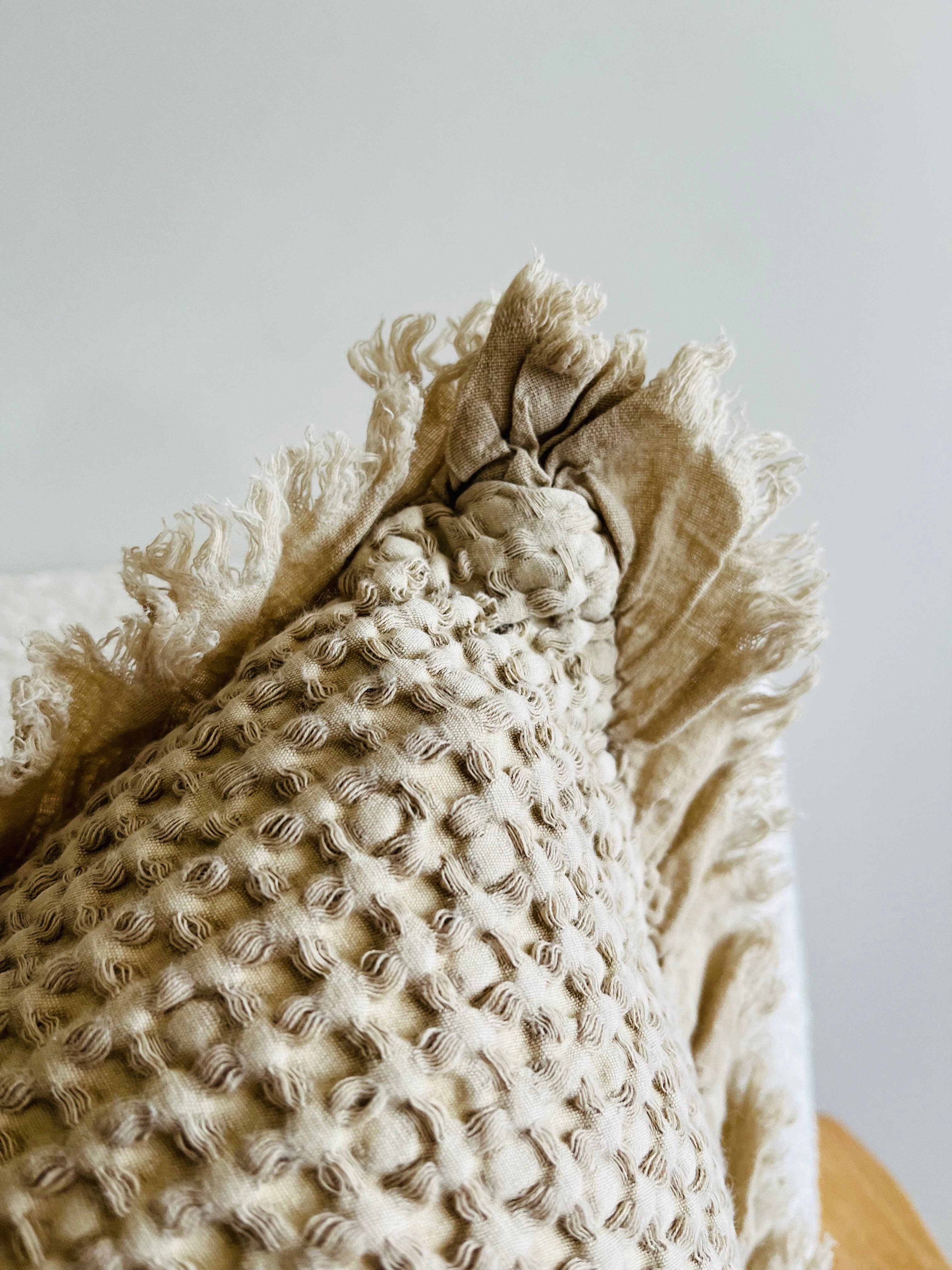 Mama and Tochter – Engroshandel Pyntepudebetræk – Økologisk bomuldsvaffel pudevår med naturlig 2,5 cm frynset flæsekant0