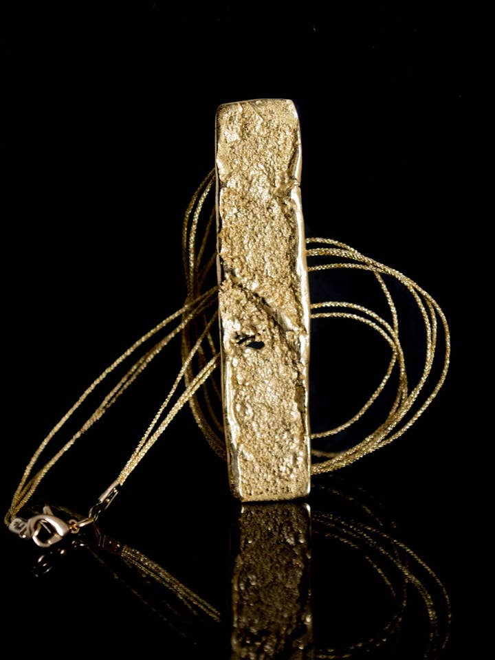 Vertikal stavhalsband i 18K guldplätering – Texturerad brutalistisk design för wholesale av YuuJewels