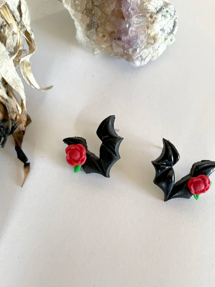 Boucles d'oreilles Rockabilly Black Bat Stud with Flower en pâte polymère pour la vente par the Pale Porchlight