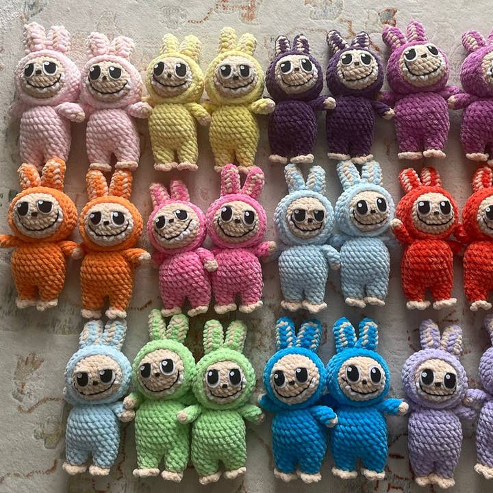 Peluche Labubu en velours fait main – 20 cm – Ultra doux et coloré pour la vente par despinacrafting