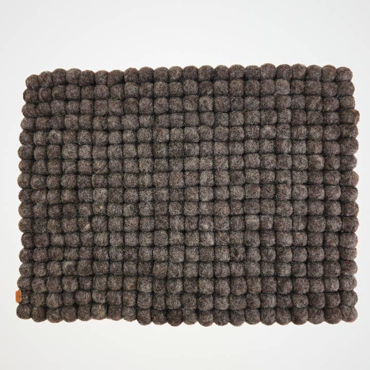Feltiful – Großhandel Platzdeckchen – Braune Pom Pom Moderne Filz-Tischsets. 43x33 cm