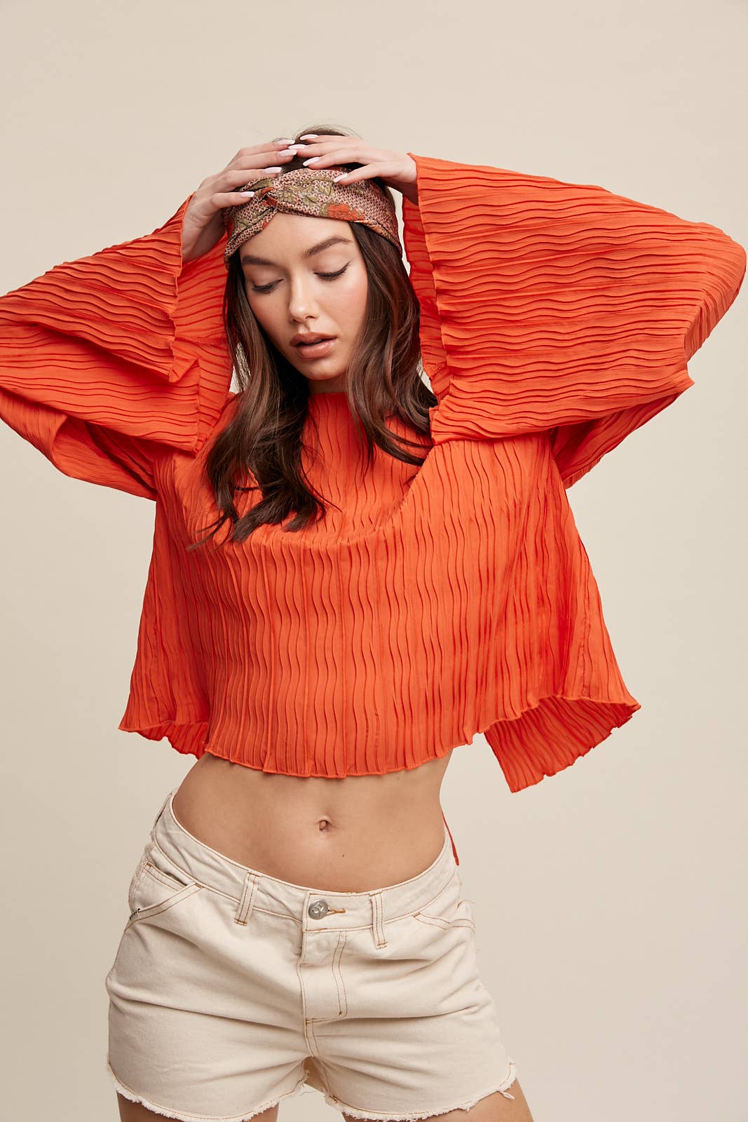 Listicle - Venta al por mayor Blusa - Mujer - Blusa plisada con espalda abierta y lazo.1