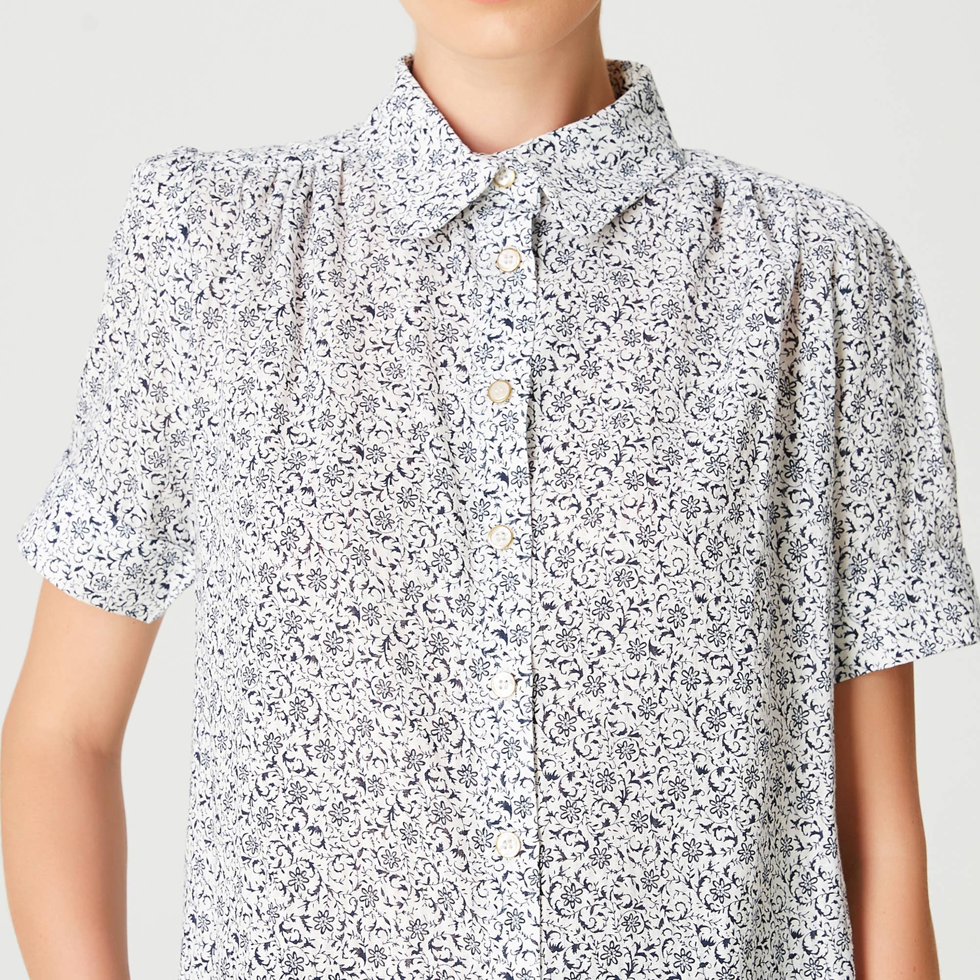 White Floral print short sleeve straight shirt for wholesale on Faire3