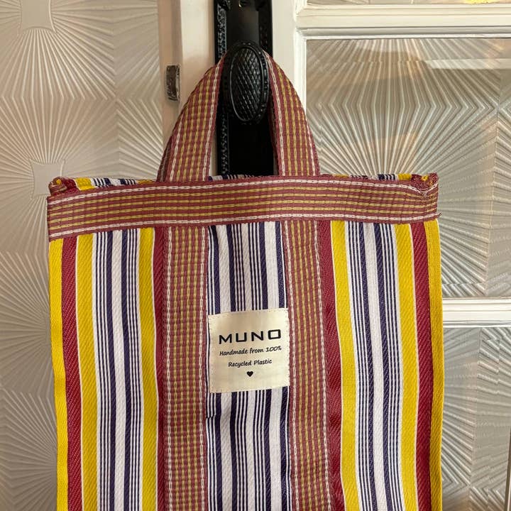 Sac fourre-tout en nylon recyclé fait main - Bleu, Rouge & Jaune pour la vente par Muno