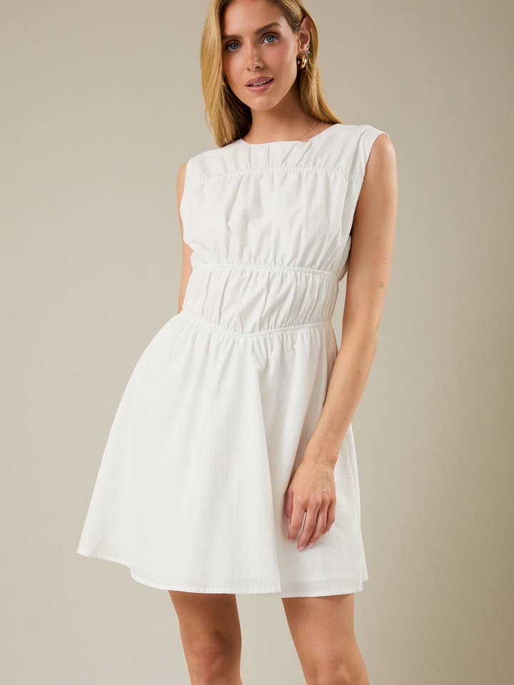 ROBE COURTE ÉVASÉE À ÉPAULES COUVERTES ET COL ROND pour la vente par Sunday Edition