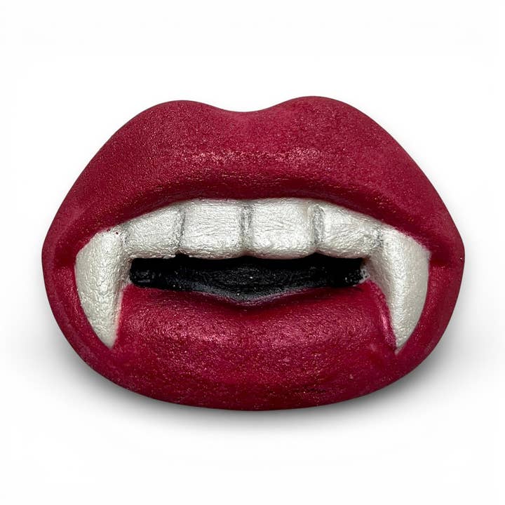 Bite Me | Vampyrtänder/ Läskig/Skräck Badbomb för wholesale av Soak + Salt Co