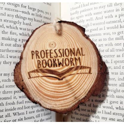Ornement en bois Bookworm, cadeau pour lecteur, cadeau pour bibliothécaire pour la vente par The Dungeon Rose