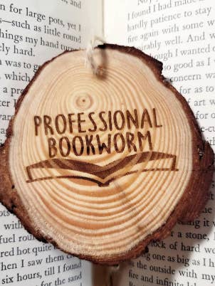 Ornement en bois Bookworm, cadeau pour lecteur, cadeau pour bibliothécaire pour la vente par The Dungeon Rose