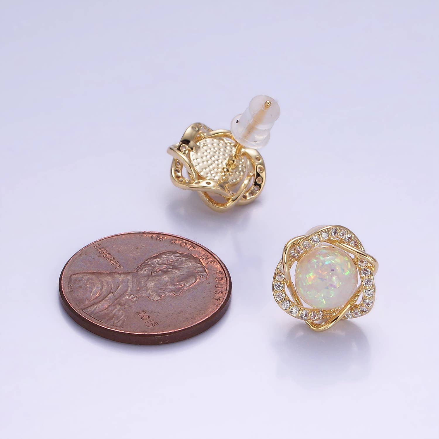 Oro Orecchini a bottone tondi a fascia rotonda con micro pavé curvo in opale bianco in vendita all'ingrosso su Faire3