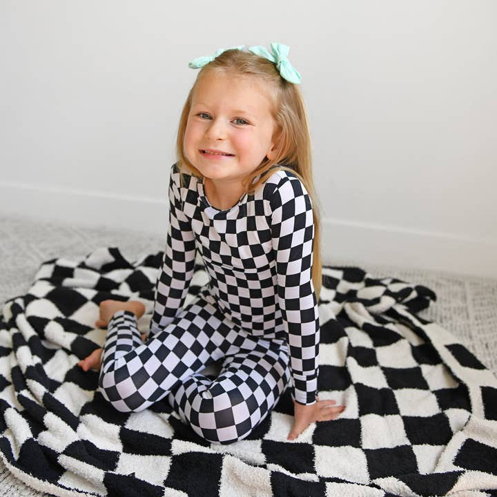 Axel Schwarze Karos PLÜSCHDECKE für den Großhandel von Gigi and Max