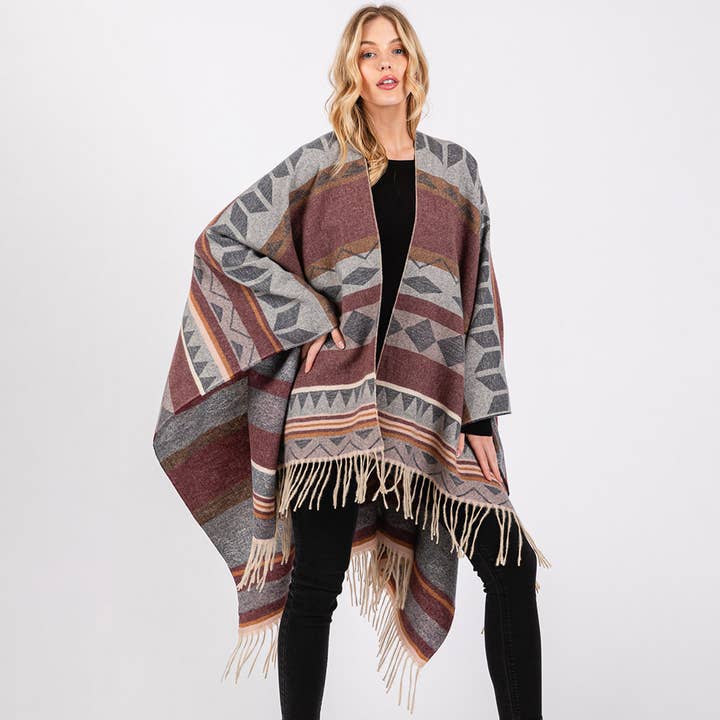 Poncho Ruana à franges à motif aztèque pour la vente par Sensibling Corp.