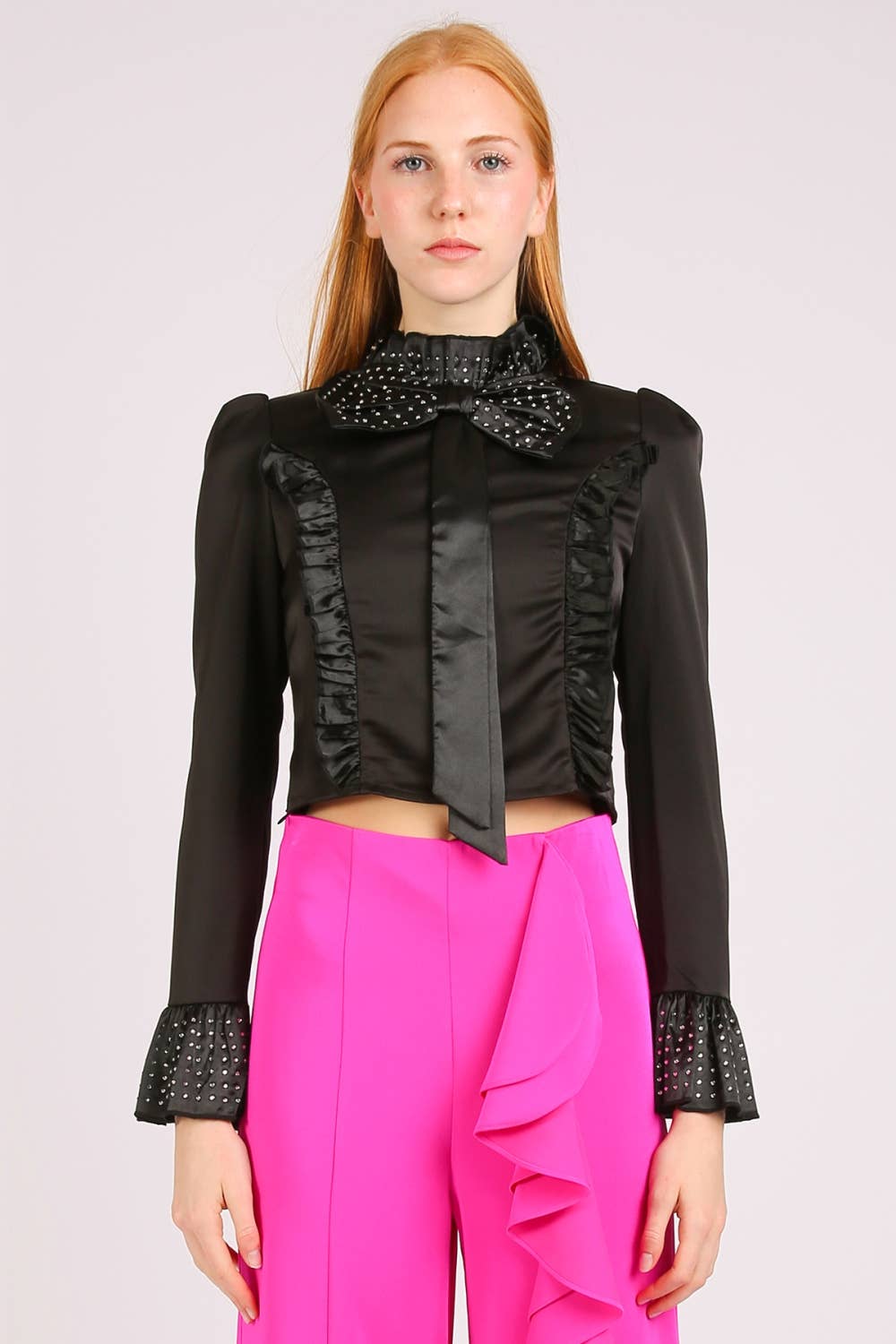 Sort Rhinestone Ruffled Satin Sløjfe Crop Bluse PC2634-L for engroshandel på Faire0