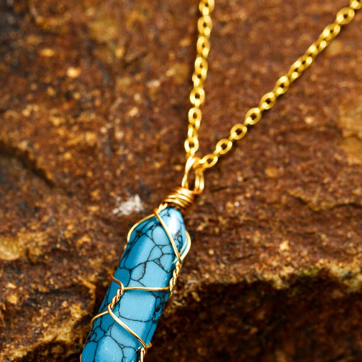 Bleu Collier pendentif turquoise enroulé de fil d'or bleu en vente sur Faire2