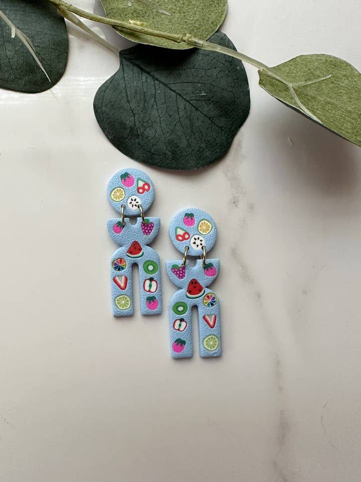 Fruity in Blue | Boucles d'oreilles en pâte polymère pour la vente par Easy Peasy Cutters