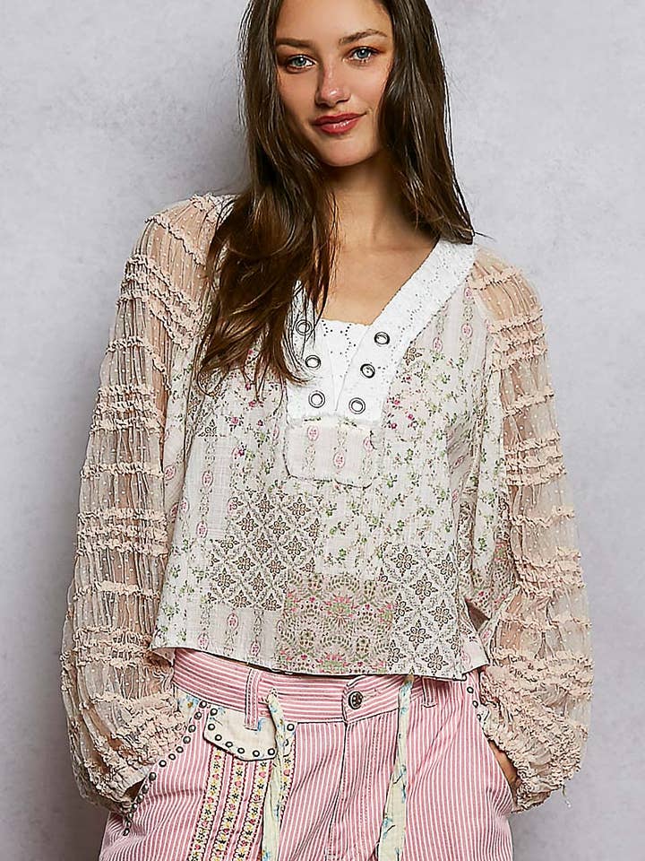 Haut tissé imprimé à manches longues avec contraste en dentelle et col en V pour la vente par Pol Clothing