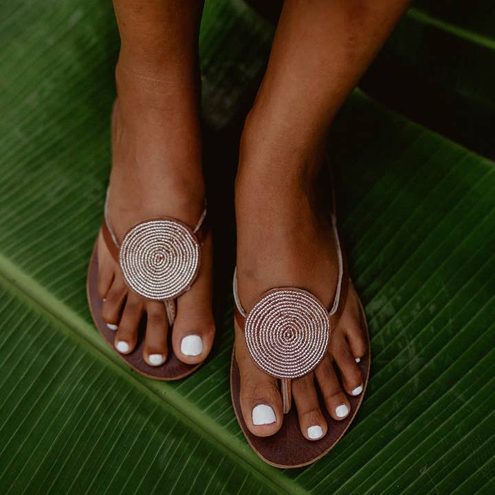 Iris Zehentrenner aus Leder mit Perlen, Champagne für den Großhandel von Swahili Coast