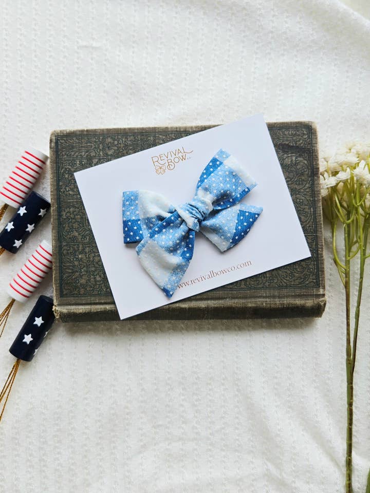 Klassieke Handgebonden Strik op Clip • Gingham Zwitserse Stip / Zomer voor wholesale door Revival Bow Co.