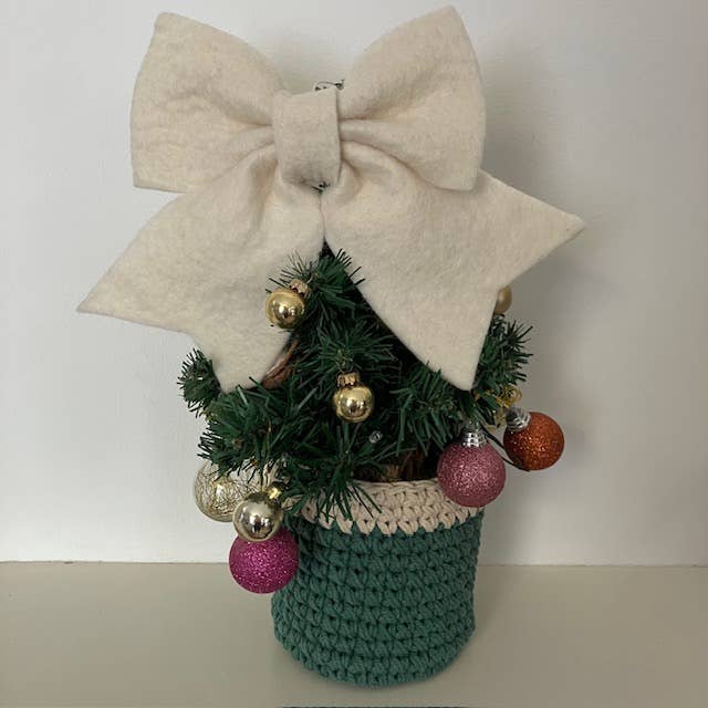 Luna-Leena  - handmade in Nepal - Wholesale Ornament - grote strik hanger houder off-white - wolvilt - handgemaakt1