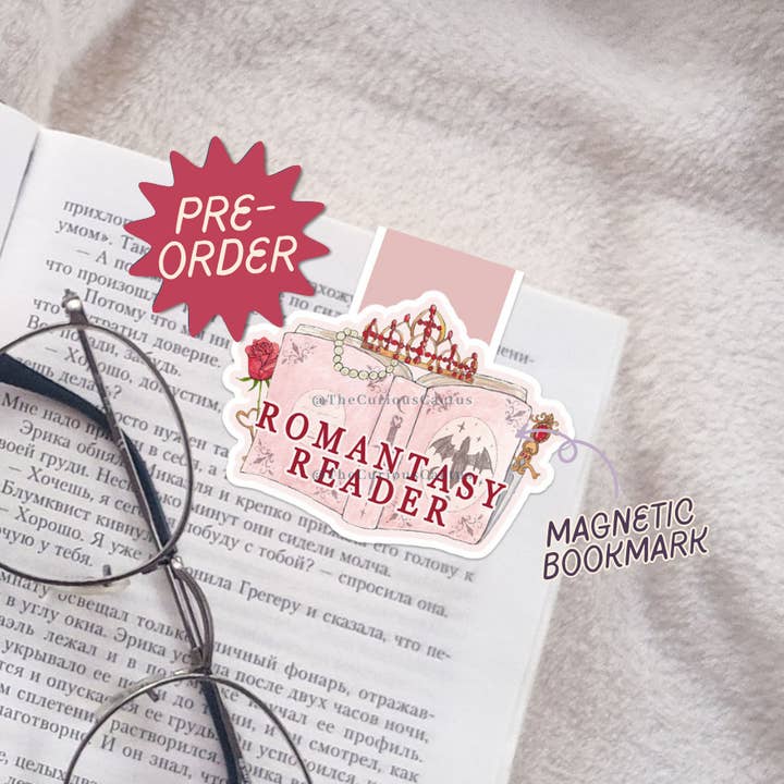Marque-page magnétique Romantasy Reader pour la vente par The Curious Cactus