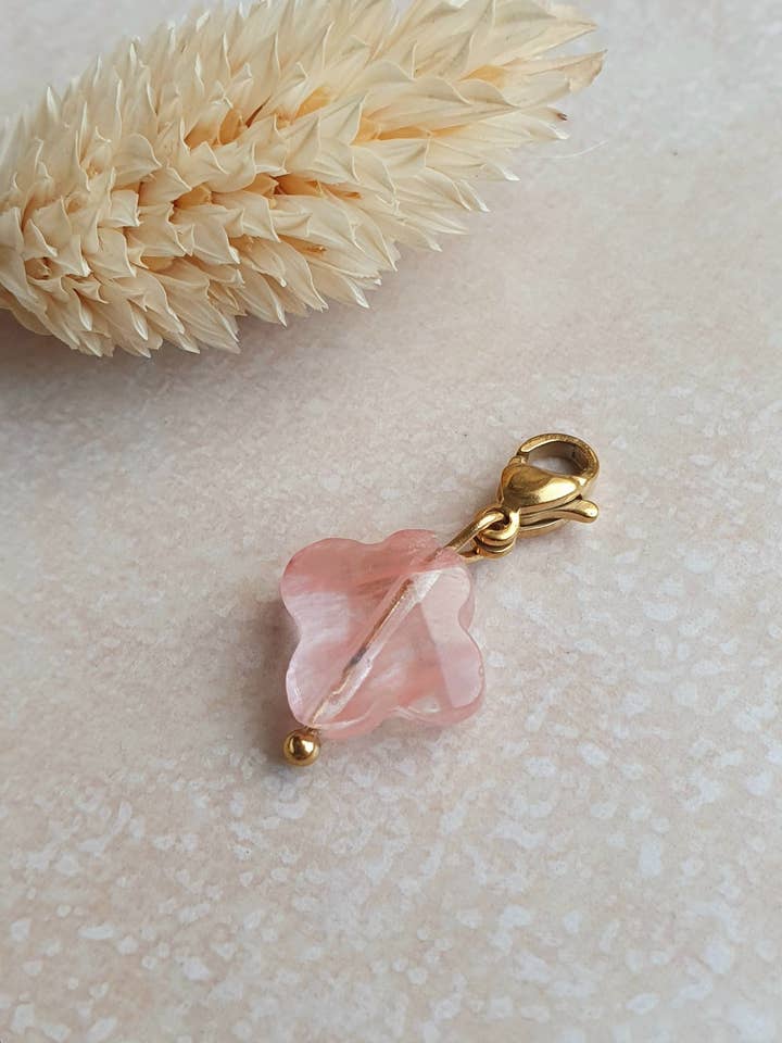 Natuurstenen klaverbedeltje Watermeloen kwarts - goud voor wholesale door LAUVEA BOUTIQUE