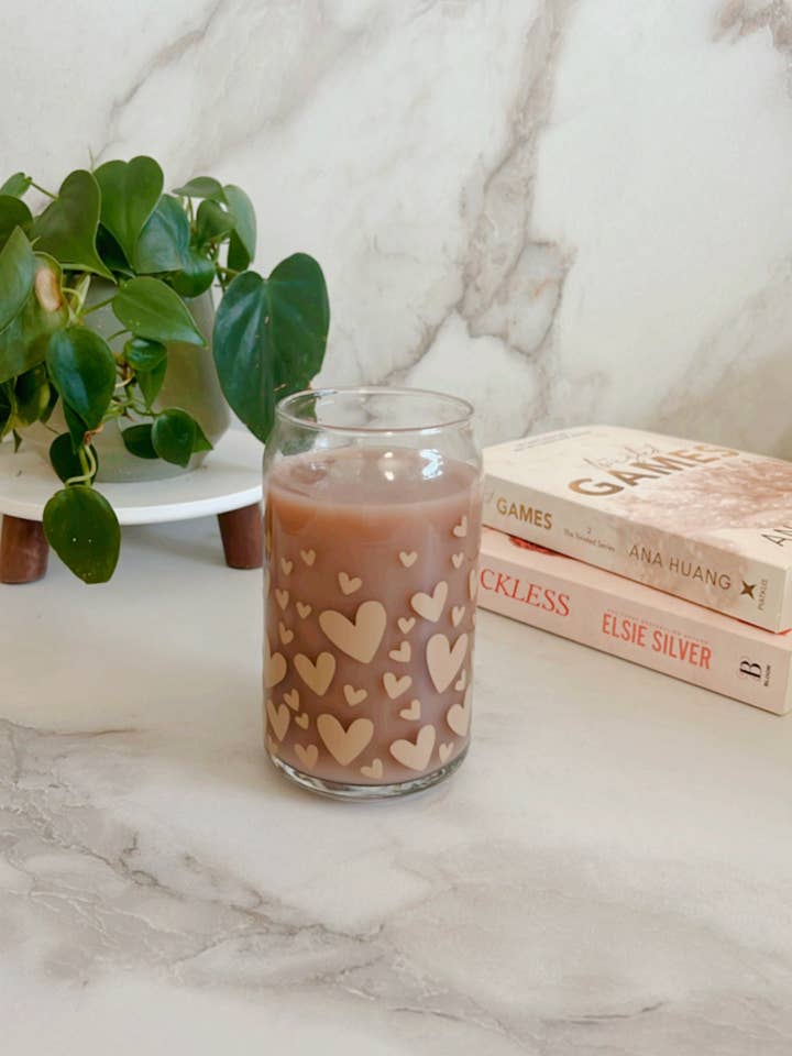 Tasse à café en verre avec cœurs flottants pour la vente par NVDSIGNZ