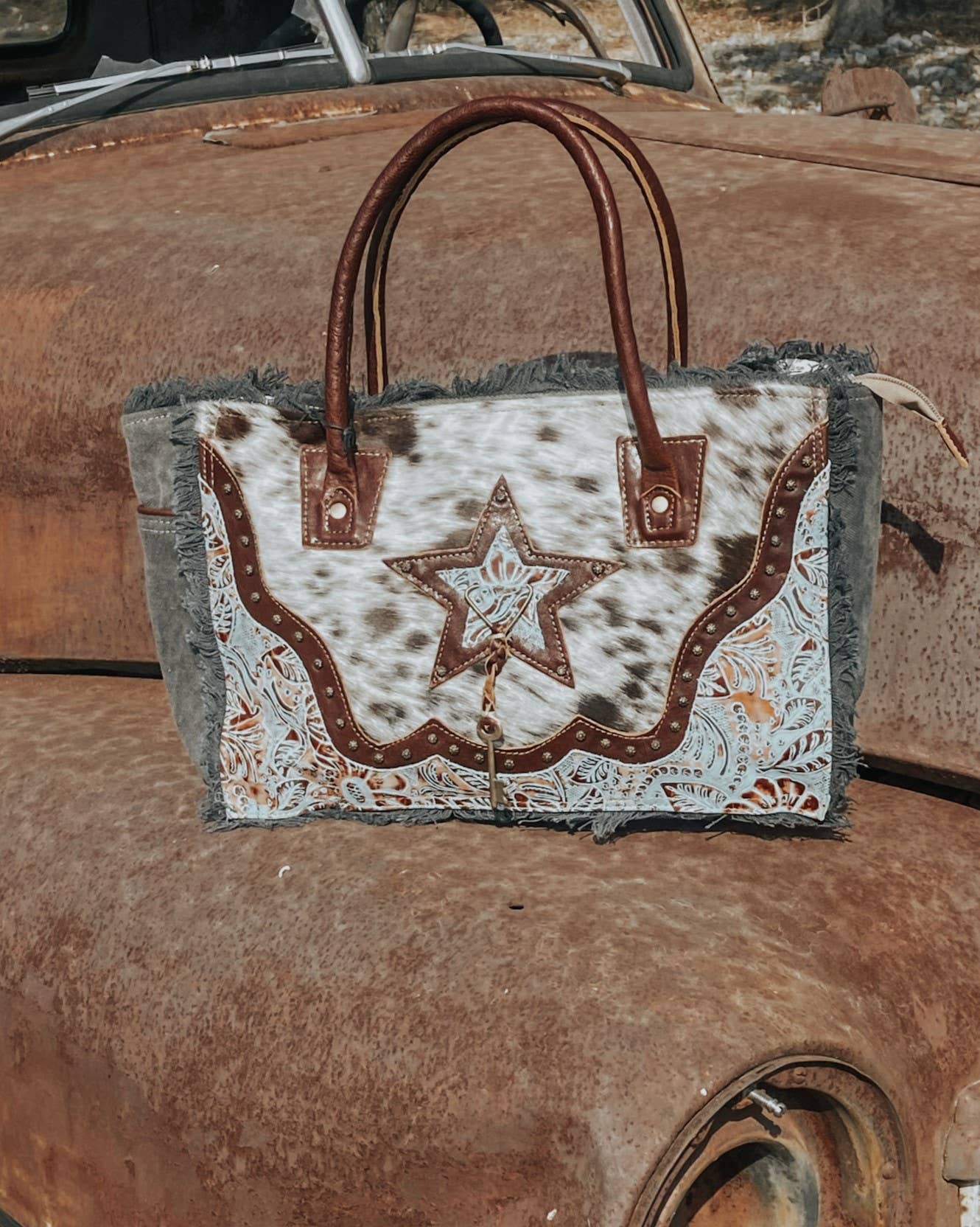 Texas Western Cowhide Bags and More – Großhandel Tragetasche – Damen – Kleine Tragetasche Myra aus Rindsleder mit Sternmotiv2