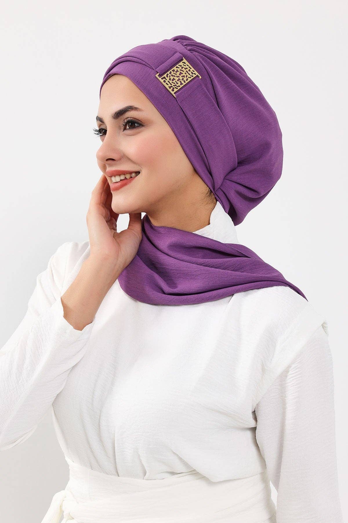 Aisha's Design – wholesale Hijab – Women’s – Modest Fashion Instant Aerobin Turban with Leopard Pattern Accessory, Pre-Tied Aerobin Hijab with Chic Metal Accessory,HT-11A32