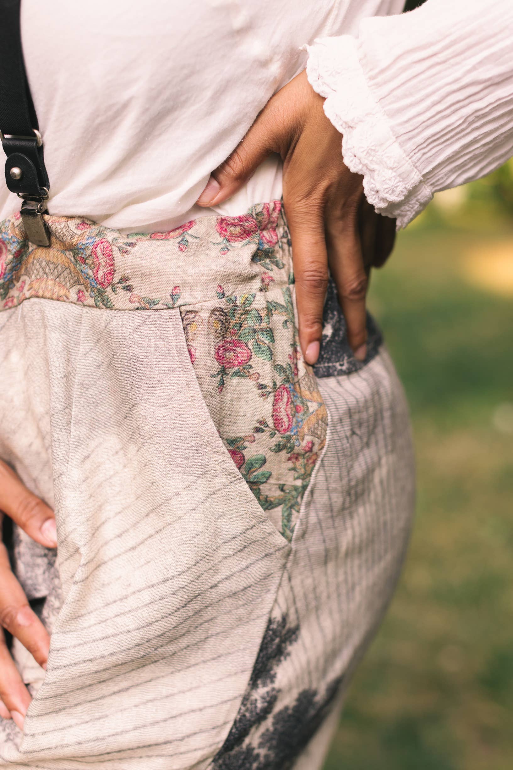Market of Stars (USA) – Calças - Mulher por atacado – Calça cropped artística Still I Rise em linho com estampa de mulher e nascer do sol4