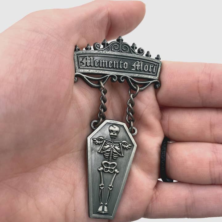 Psychic circle oddities - Wholesale Lapel Pin/Button - Memento mori- 3D antiqued silver medal pin