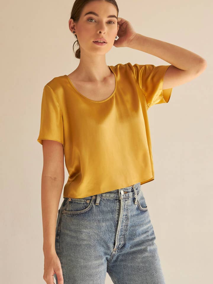 Maglietta Celeste in seta color miele dorato per la vendita all'ingrosso da parte di Ad Astra the Label