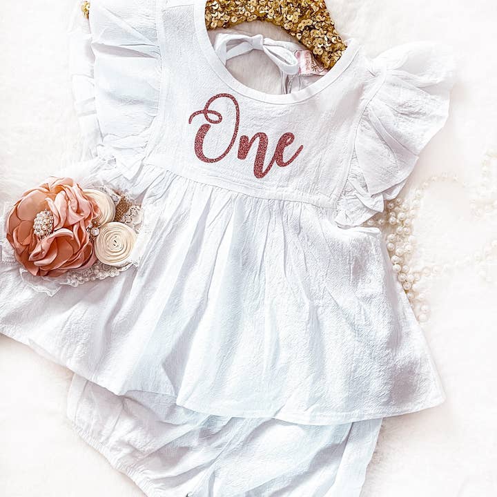 D - Witte luchtige 2-delige roségouden verjaardagsoutfit met één sticker voor wholesale door Rufflеѕ & Bоwtіеѕ - Affordable Boys & Girls Clothing