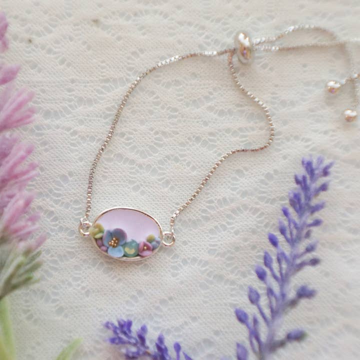 Petite Floral Oval Justerbar Armbånd (lilla baggrund) for engroshandel hos Colourful Blossom