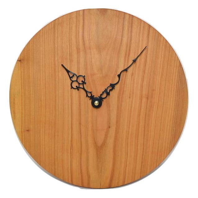 Horloge murale en bois 25 cm en bois cerisier unique fait main pour la vente par Huizbirn