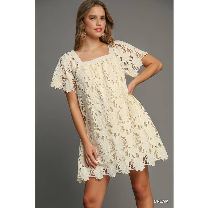 Mini-robe trapèze à col carré en dentelle florale pour la vente par BNS