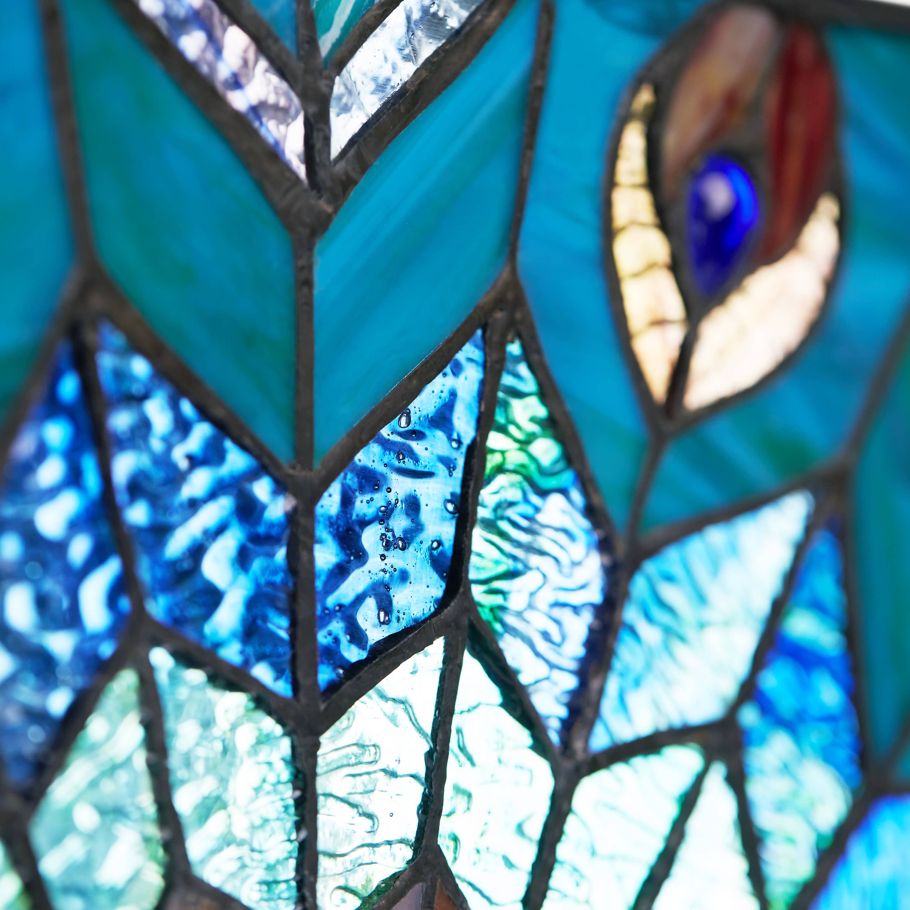 River of Goods - Vente Attrape-soleil - Panneau de vitrail bleu paon Presley de 24 po H11