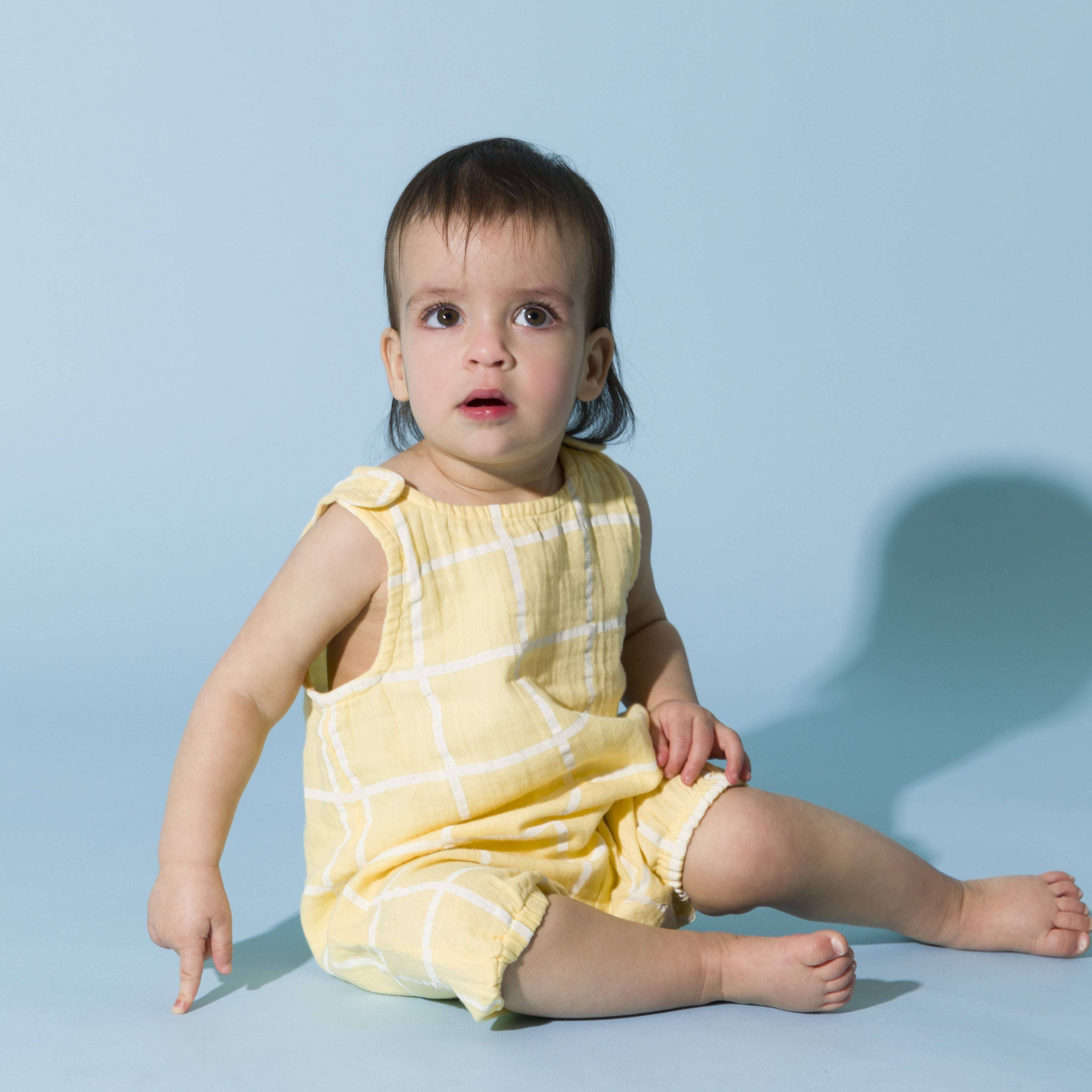 Monica + Andy – Großhandel Strampler – Baby – Gaze-Bubble-Strampler_Gelbes Fensterkreuzmuster1