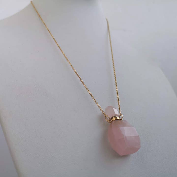 Annabelle Hardie - Vente Colliers à pendentif - Collier Alchimiste avec fiole parfumée en quartz rose3