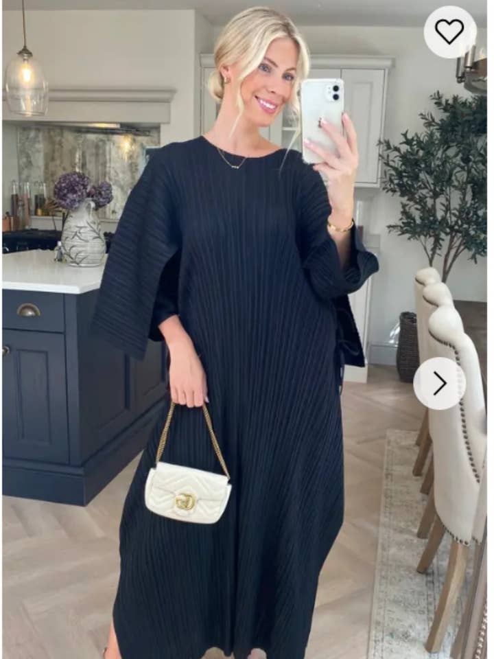 Langes plissiertes Maxikleid mit Flügelärmeln in Schwarz für den Großhandel von CY FASHION. LONDON