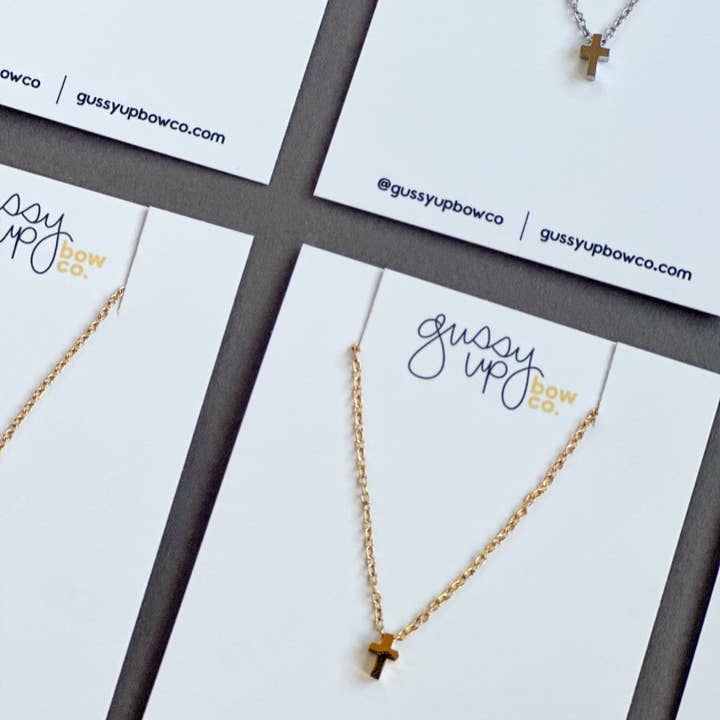 Delicata collana con croce. per la vendita all'ingrosso da parte di Gussy Up Bow Co