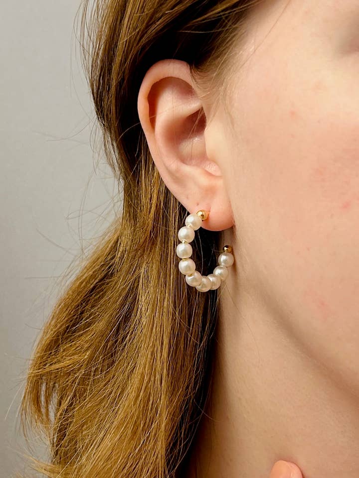 Orecchini a cerchio con perle placcati oro Evangeline per la vendita all'ingrosso da parte di DEMI FINE Gold Filled Jewelry