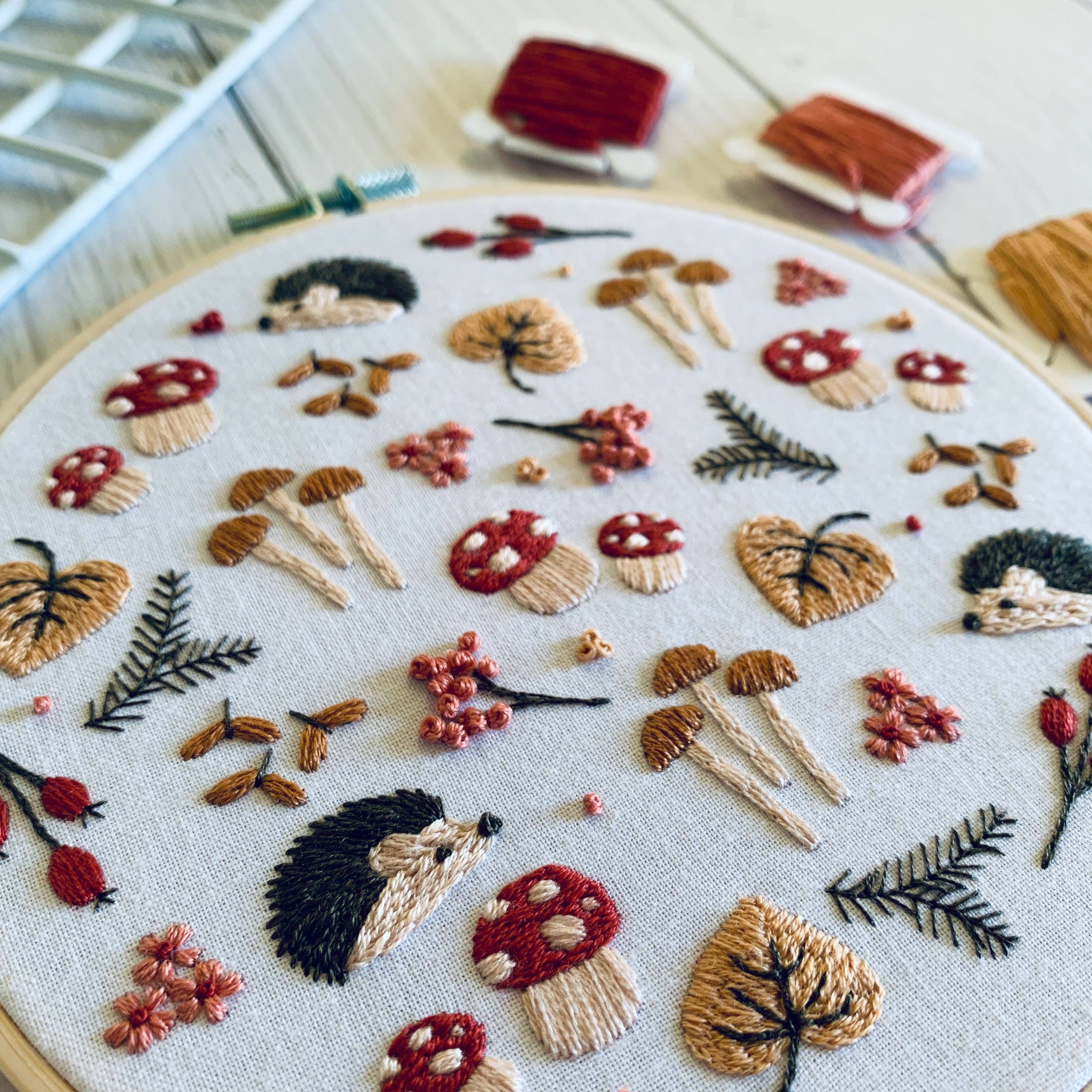 Rose Stitch Art - Vente Accessoire de broderie/point de croix - Kit de broderie Hérisson et Champignon - Artisanat DIY pour débutants pour la détente et la pleine conscience. Modèle de couture à la main Forêt d'hiver7