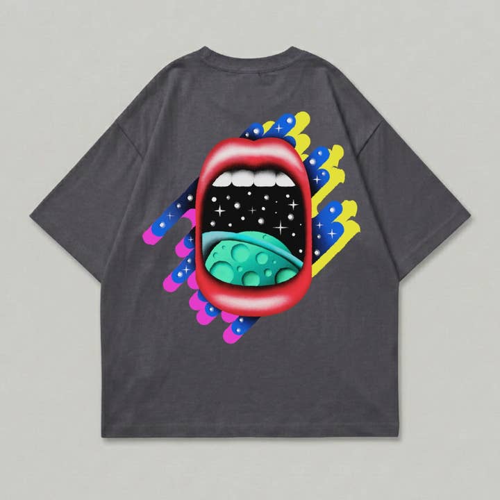 T-shirt homme coupe boxy Universe pour la vente par Mary Cotton Couture