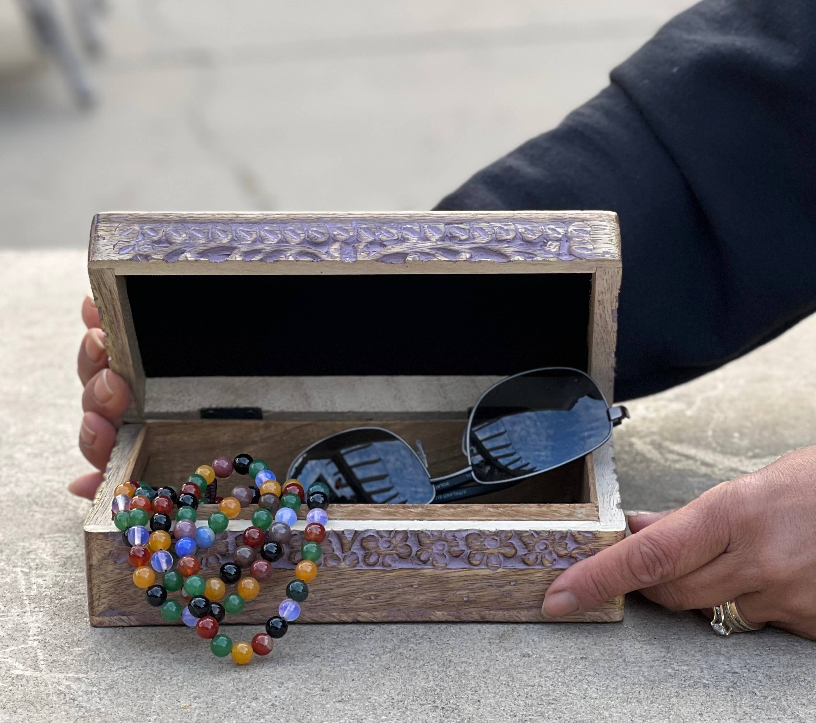 Lungta Imports – Großhandel Dekoschachteln – Hindu OM Handgeschnitzte Holzkiste zum Andenken9