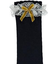 Marineblaue Socken mit weißer Spitze und gelber Samtschleife für den Großhandel von Piccola Speranza